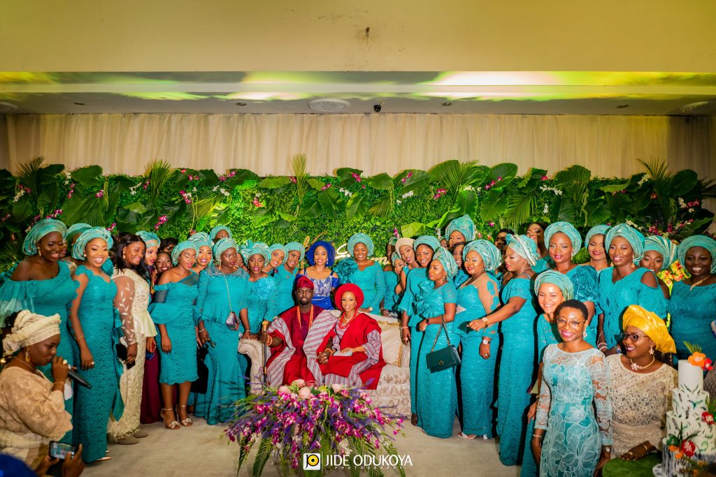 Kemi the bride and Pelu with their aso-ebi ladies in teal outfits